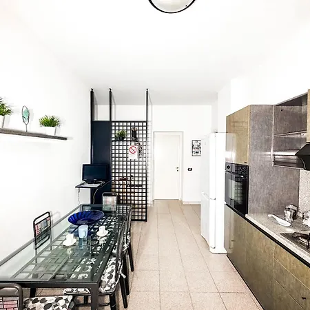 Three-room 2 Bedrooms With Balcony 2 Min From ميلان